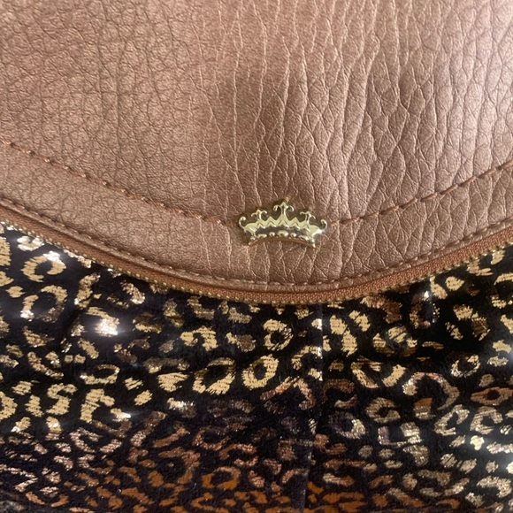 Juicy Couture Metallic Leopard Crossbody Bag
Vegan Leather Animal Print - Picture 3 of 10
